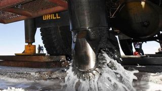 Lithium ist für die Energiewende bisher unersetzlich, weil man es für Batterien braucht – hier beim Abbau. Bundeskanzler Scholz will deshalb heute mit Serbien ein Abkommen treffen, wodurch Lithium dort umweltschonend gewonnen werden soll. Davon hätten beide Seiten was ... (Bild: Lithido)