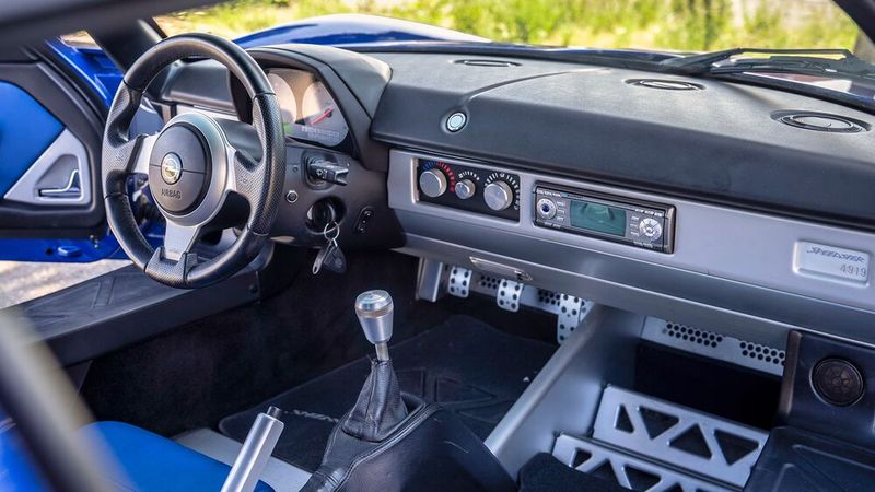 Der Startknopf lockt dort, wo heute wahrscheinlich ein Bildschirm prangen würde. Der Innenraum der Turbo-Variante wurde aufgewertet: So war in Verbindung mit gegen Aufpreis erhältlichen Ledersitzen auch die Schaltkonsole und die innere Türverkleidung des Speedster Turbo mit Leder bezogen. Das Kombiinstrument hatte beim Turbo eine Schaltlampe, eine LCD-Balkenanzeige statt der Digitalanzeige für den Tankinhalt sowie ein leicht modifiziertes Design. Auch war das Kombiinstrument beim Turbo nicht von der Firma Stack. Der Neupreis für das Basismodell des Turbo lag bei 36.500, später bei 36.865 Euro. (Bild: Dani Heye)