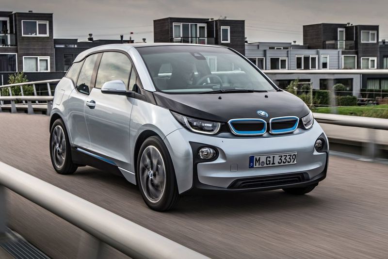 Den BMW i3 gibt es ab 34.950 Euro. Die Reichweite beziffert BMW auf 160 Kilometer. Ab dem Sommer soll ein größerer Akku dann für bis zu 300 Kilometer reichen. (Foto: BMW)