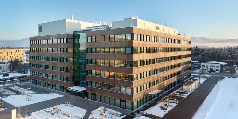 Rund 300 Millionen Euro investierte Roche in den Hightech-Neubau für die Diagnostikforschung und -entwicklung. Künftig arbeiten dort rund 1.000 der insgesamt mehr als 7.700 Mitarbeitenden am Standort Penzberg.(Bild:  Roche)