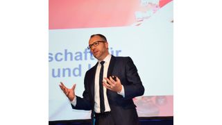 Benjamin Burkard, Vertriebsleiter AkzoNobel VR DACH, eröffnete die Veranstaltung und begrüßte 
die Partner. (Akzo Nobel)
