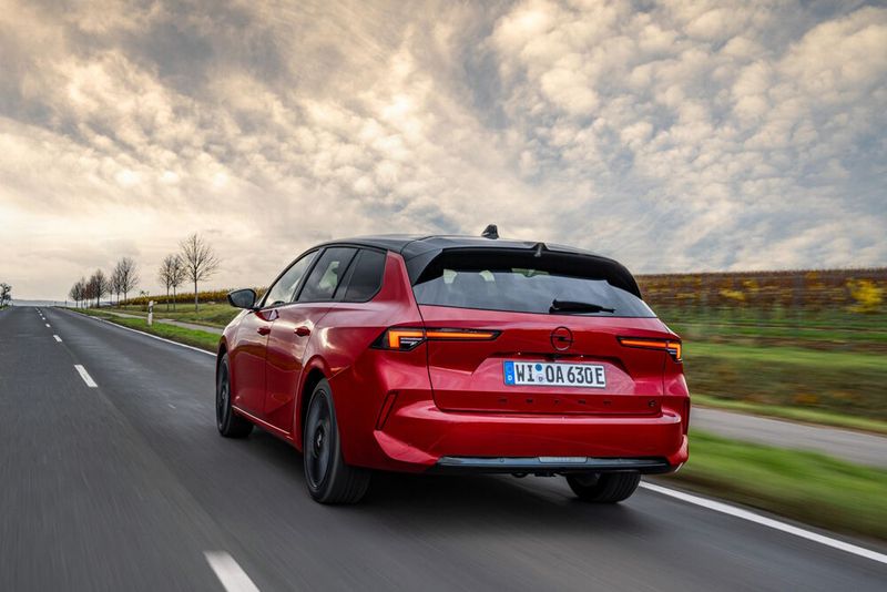 Der Batterie-Kombi ist so verbindlich und unprätentiös wie seine Brüder mit Verbrennungsmotor. (Bild: Opel)