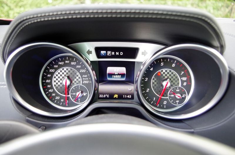 Runde Instrumente auch im neuen SL 500. (Bild: Patrick Broich/SP-X)