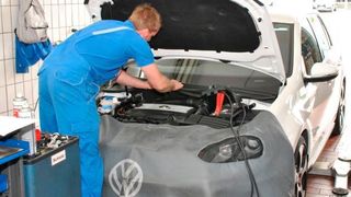 Qualifizierte Serviceleistungen und eine Null-Fehlerquote: Das Hahn-Team arbeitet hart an seinem Erfolg. (Dominsky)