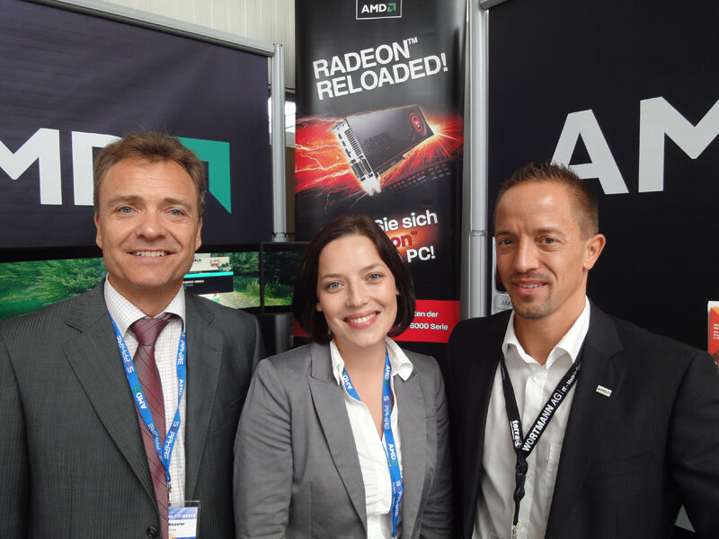 (v.l.) Thomas Kessler und Claudia Wiesinger, Sapphire, mit Sascha Bosen, AMD (Archiv: Vogel Business Media)