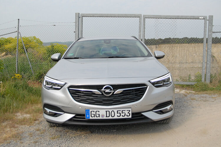 Der Insignia nimmt dem tiefen Grill und den markanten Tagfahrlichtern die Formensprache der Monza-Studie auf und bildet zugleich das neue Opel-Gesicht. (Sven Prawitz)
