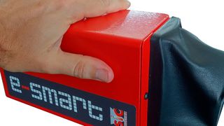 Dieser neuartige Nadelpräger von Sic Marking bringt seinen eigenen Controller gleich mit. (Sic Marking)