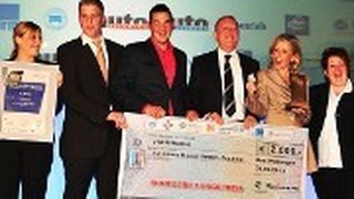 Das Autohaus Newel feierte seinen Sieg beim Bundesbildungspreis 2013. (Foto: Schmidt)