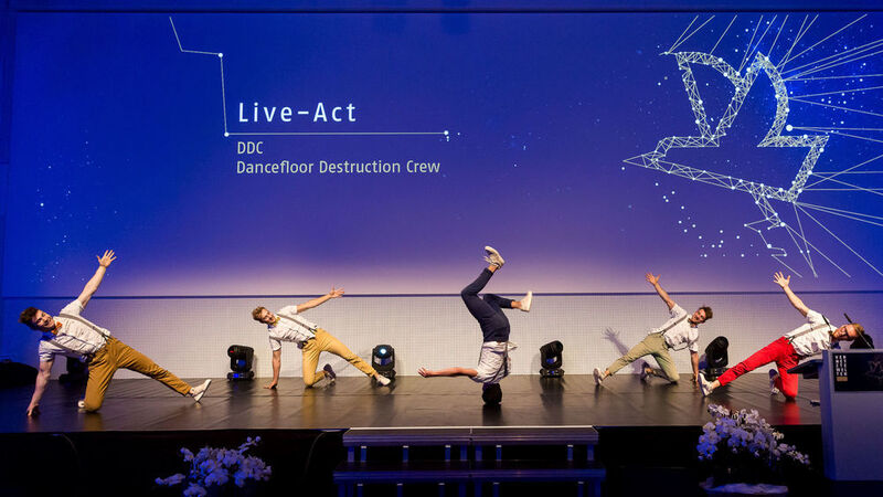 Der Show-Act Dancefloor Destruction Crew heizte den Gästen durch gewagte Tanzeinlagen ein.... (Stefan Bausewein)
