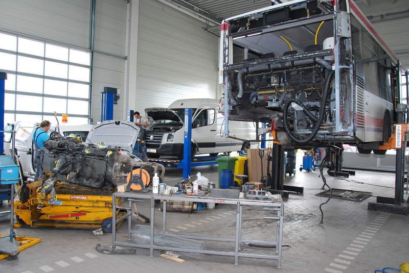 Hier geht‘s an‘s Eingemachte: Motorrevision eines Stadtbusses im Rahmen einer Komplettüberholung. (Archiv: Vogel Business Media)
