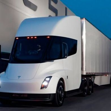 Seine Produktion hat sich zwar lange verzögert, doch nun wird der Elektro-Lkw Semi von Tesla in den USA gebaut. Wenn es nach dem Elon-Musk-Unternehemen geht, dann wird er auch bald auf Europas Straßen zu sehen sein ... (Bild: Tesla)