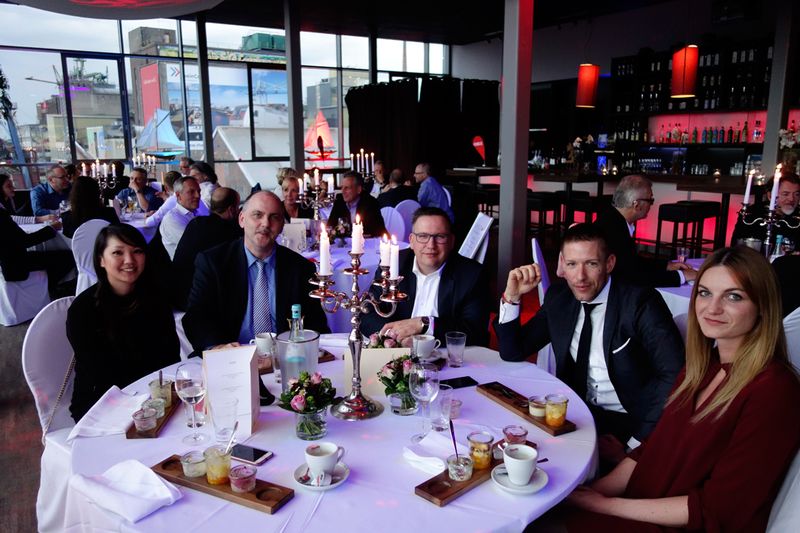 Gesellige Truppe (v. l.) Lan Anh Tran, OKI, Manfred Schmayer, HSP Hard- und Software Partner, Rüdiger Fahnenbruck, Maik Fassbender und Theresa Manns, OKI. (Bild: IT-BUSINESS)