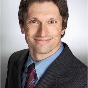 Matthias Paukner sieht auch den Vorteil, Leistungsspitzen durch die Einbindung dezentraler Energiespeicher zu reduzieren. (Bild:  Kuka)