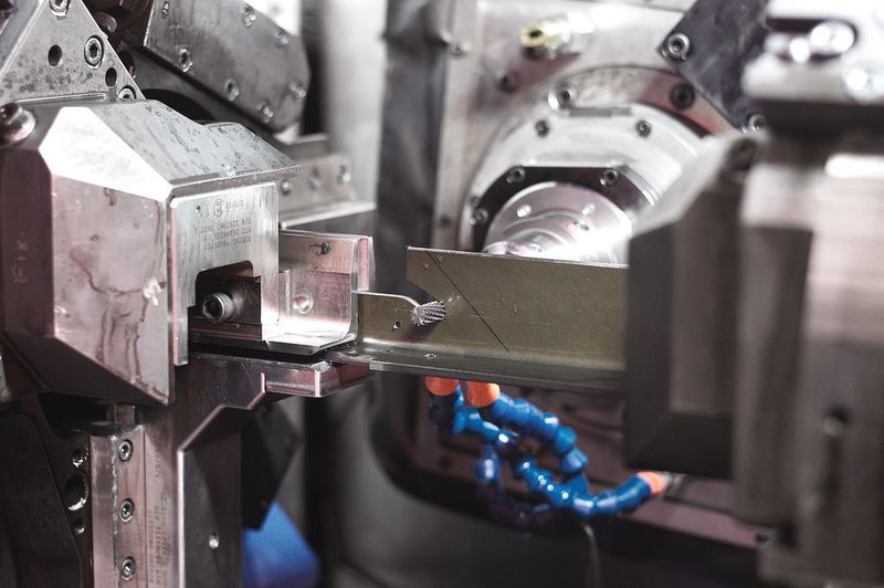 MAGs Lösung E Mill eignet sich zur Konturbearbeitung, zum Fräsen, Bohren und Gewindeschneiden bei der Fertigbearbeitung komplexer 3D-Teile bis zu einer Länge von 12 m in einer Aufspannung. Im Bild: Fertigung von Halterungen aus Verbundwerkstoff mit einem Schaftfräser. Bild: MAG (Archiv: Vogel Business Media)