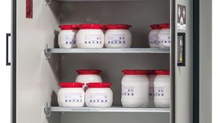 Vorsicht ist geboten, denn Metallpulver können beim Aufwirbeln gefährliche explosionsfähige Atmosphären bilden. In Pulverform wird damit auch ein vereinheitlich unbrennbares Metall zündfähig und explosiv. (Bild: Asecos)