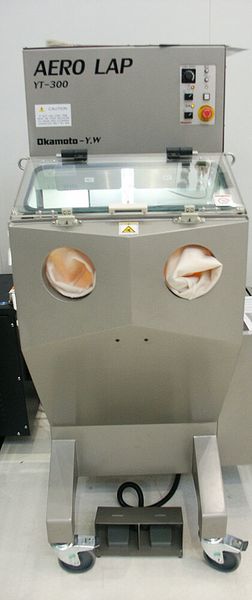 Vorderansicht auf das zum hochfeinen Läppen von unregelmäßigen Profilen sowie von kleinen Werkzeugen und Bauteilen konzipierte Aerolap-System von Okamoto. (Okamoto)