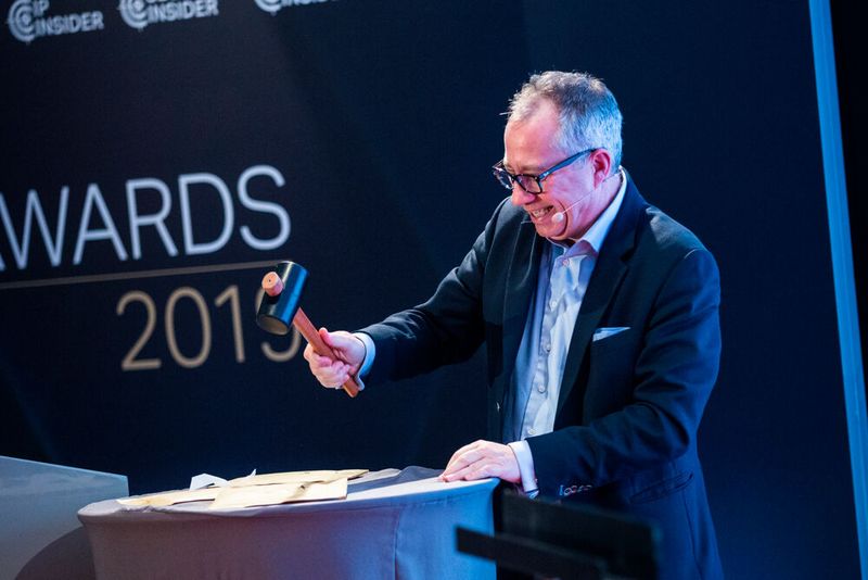 Bei seinem Auftritt zeigt sich Dr. Jens Wegemann, der erste Show-Act, nicht gerade zimperllich. (Bild: artful rooms / VIT)