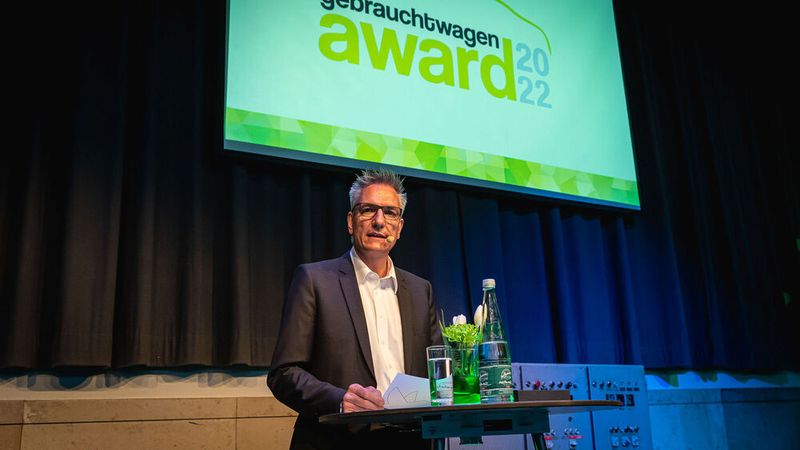 Wolfgang Michel, Chefredakteur von »Gebrauchtwagen Praxis«, präsentierte die Verleihung des Gebrauchtwagen Awards 2022. (Bild: Stefan Bausewein)