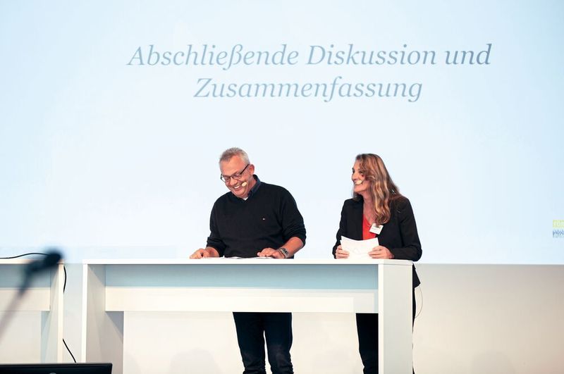 Die Vorträge sorgen für Diskussionsstoff:  auf und Abseits der Bühne. (Bild: Oxana Gruber Photography)