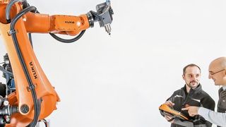 „Die größte Herausforderung der Qualitätssicherung wird darin bestehen, die heute etablierten statistischen Qualitätsmerkmale in die Additive Fertigung zu überführen. Somit wird ein Umdenken nötig“, erklärt Tobias Kastner, Entwicklungsingenieur bei der Leichtbau Systemtechnologien Korropol GmbH (links), hier im Gespräch mit Korropol-Geschäftsführer Sammy Techritz. (Korropol)