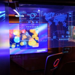 Der Meta-Shuttle bietet neben reinen Sitzplätzen auch dezidierte Arbeitsplätze mit Internet und Schreibtisch.(Bild:  Evolution Mobility)