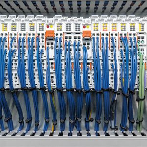 Mit dem feingranularen Beckhoff-I/O-System, mit Bus- und EtherCAT-Klemmen, lässt sich die BHKW-Regelungstechnik optimal den jeweiligen Anforderungen anpassen.