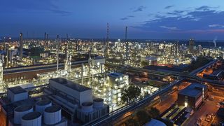Stadt in der Stadt: Mit 10 Quadratkilometern Werksgelände ist der BASF-Verbundstandort Ludwigshafen das größte zusammenhängende Chemieareal der Welt. (Bild: BASF SE)