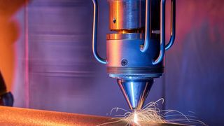 Mit dem neuen Verfahren des extremen Hochgeschwindigkeits-Laserauftragschweißens (EHLA) sollen sich Metallschutzschichten mit extremer Hochgeschwindigkeit umweltschonend und effizient aufbringen lassen. (Fraunhofer-ILT/Volker Lannert)