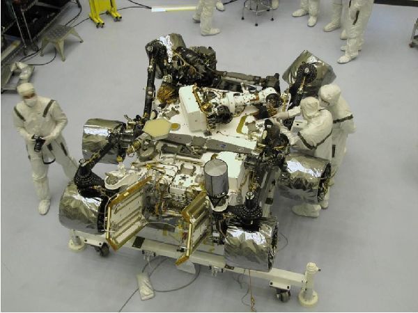 Der Rover wird für seine Integration in das Mars Science Laboratory vorbereitet. (Archiv: Vogel Business Media)