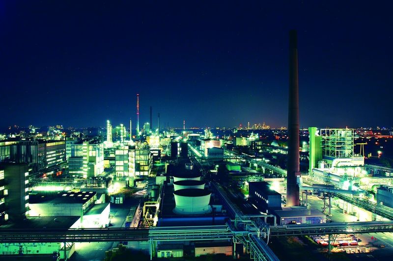 Der Industriepark Höchst bei Nacht (Bild: Infraserv Höchst)