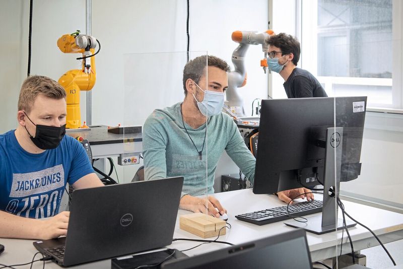 Projektteams entwickeln an der Fachhochschule OST zukunftsträchtige Robotertechnologien. (Bild: Thomas Entzeroth)