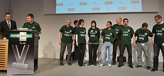Für die Jury hatte Geschäftsführer Rudolf Jung (Autohaus Bernhard Jung, Siegelsbach) noch 10 T-Shirts mit der Aufschrift „Projekt 10 Prozent“ im Gepäck. Hintergrund: Das Autohaus will seinen regionalen Markanteil auf 10 Prozent erhöhen. (Archiv: Vogel Business Media)