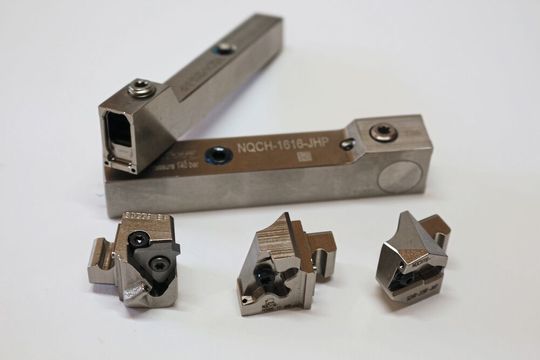 Stork nutzt das «Neoswiss»-System in den Schaftgrössen zwölf und 16 Millimeter mit unterschiedlichen Wechselköpfen zum Planen, Schruppen, Schlichten, Stechen und Gewindestechen.(Bild:  Iscar)