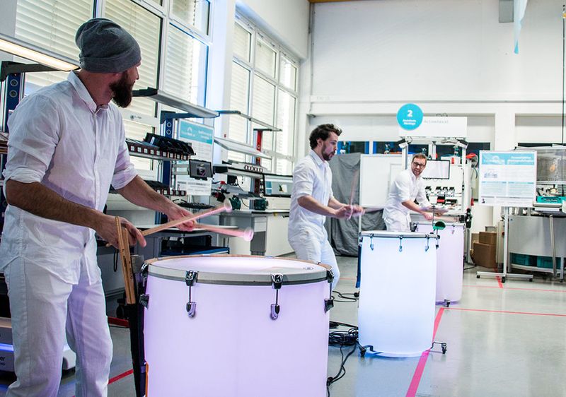 Der Auftakt des Future Work Lab beginnt mit einer spektakulären Trommelshow. (K.Juschkat/konstruktionspraxis)