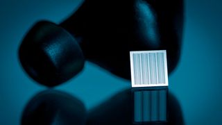 Lautsprecher aus 100 Prozent Silizium sind klein, leicht, energieeffizient und gut skalierbar. Der hier abgebildete MEMS-Chip kann in den dahinter liegenden Earbud eingesetzt werden. (Bild: Arioso Systems)