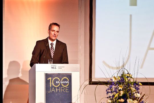 Chefredakteur Wolfgang Michel begrüßt die Gäste des »kfz-betrieb«. (VBM)