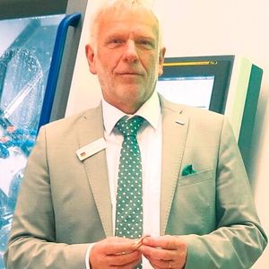 Markus Reißig, CEO von Citizen Machinery Europe: „Mit der Integration der ATC-Einheit hält zugleich eine B-Achse Einzug, die den Miyano-Kurzdrehautomaten nun eine neue Bearbeitungsfreiheit eröffnet.“ (Bild:  Citizen Machinery Europe)