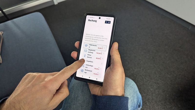 Mit einem digitalen Check-in kann der Kunde den Werkstattauftrag von zu Hause aus bestätigen und Zusatzleistungen buchen.(Bild:  Rosenow – VCG)
