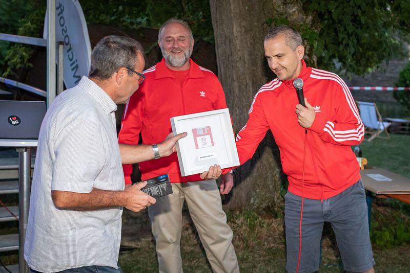 Michael Hencke und Tobias Schulte-Ostermann überreichen Reinhold Gatzka die rote Diskette – das Geschenk für 20 Jahre CPN. (Bild: CPN)