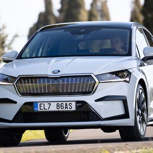 Eine ausdrucksstärkere Front sowie ein in Wagenfarbe lackierter Schwellerbereich zählen zu den Unterscheidungsmerkmalen des Skoda Enyaq Coupés.(Bild:  Skoda)
