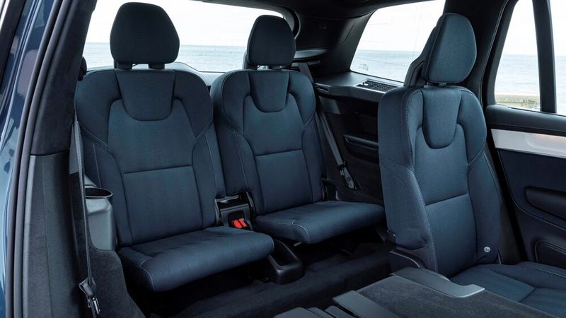 9. Die dritte Sitzreihe: Zumindest Erwachsene dürften in der dritten Sitzreihe wenig Spaß haben. Schon der Einstieg ist durchaus hakelig, der Sitzkomfort wird durch die geringe Sitzlänge und die Tatsache, dass man die Beine stark anwinkeln muss, beeinträchtigt. (Bild: Volvo)