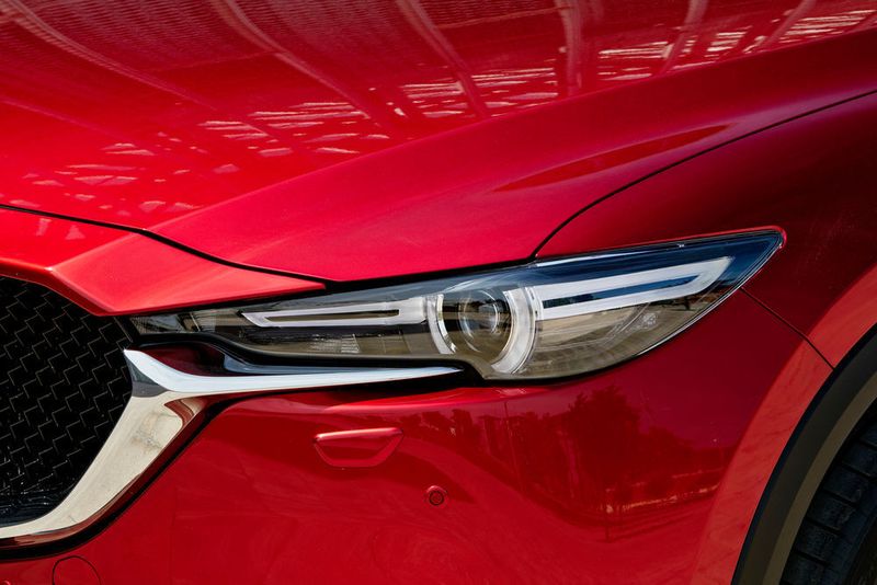 Neu ist ein Matrix-LED-Lichtsystem mit zwölf Lichtblöcken, die sich je nach Bedarf einzeln ein- und ausschalten, ohne den Gegenverkehr zu blenden. (Mazda)