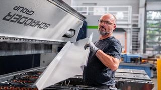 Da die Herstellung gerader Profile jetzt so leicht von der Hand geht, liefert Krehle montagefertige Komplettpakete auf die Baustellen. Krehle-Facharbeiter Michael Muth hat sich in die Steuerung der Power Bend Professional UD eingearbeitet und schätzt ihre Möglichkeiten. (Bild: Krehle )