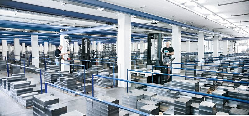 The optimised logistics chain guarantees short lead times (24 or 48 hours resp.). (Source: Meusburger)