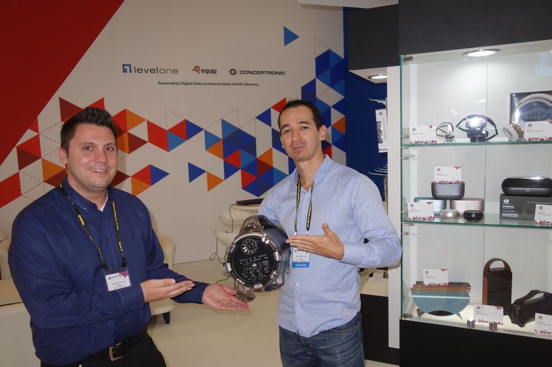 Denis Werner (l.), DDC, und sein Kollege sind für die nächste Party ausgerüstet. (Vogel IT-Medien GmbH)