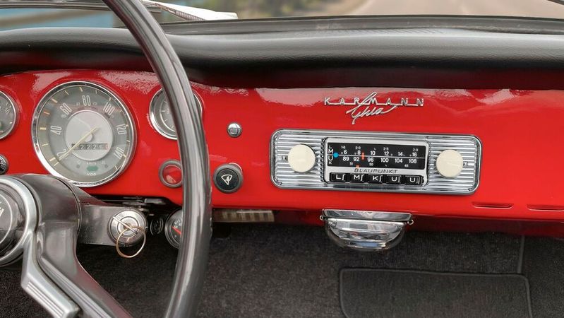 Auf den ersten Blick kaum es modernes Bauteil zu erkennen: das neue Frankfurt Stereo Classic von Blaunpunkt.(Bild:  Blaupunkt)
