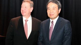 Standen Rede und Antwort auf der DMG-Fachpressekonferenz: v.l. Dr. Rüdiger Kapitza, CEO DMG Mori Aktiengesellschaft und Dr. INg. Masahiko Mori, CEO DMG Mori Company Limited. (Bild: Sonnenberg)