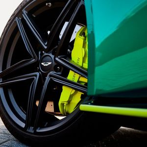 Die 21-Zoll-Leichtmetallräder sind bemerkenswert luftig.(Bild:  Aston Martin)