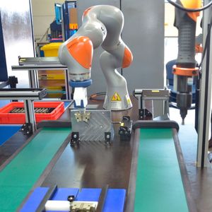 Testinstallation, um mit intelligenten Greifern unterschiedliche Werkstücke zu entgraten. 