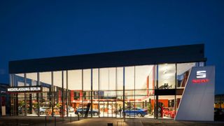Im prominenter Lage präsentiert sich Seat im neuen CI. (Foto: Seat Deutschland)